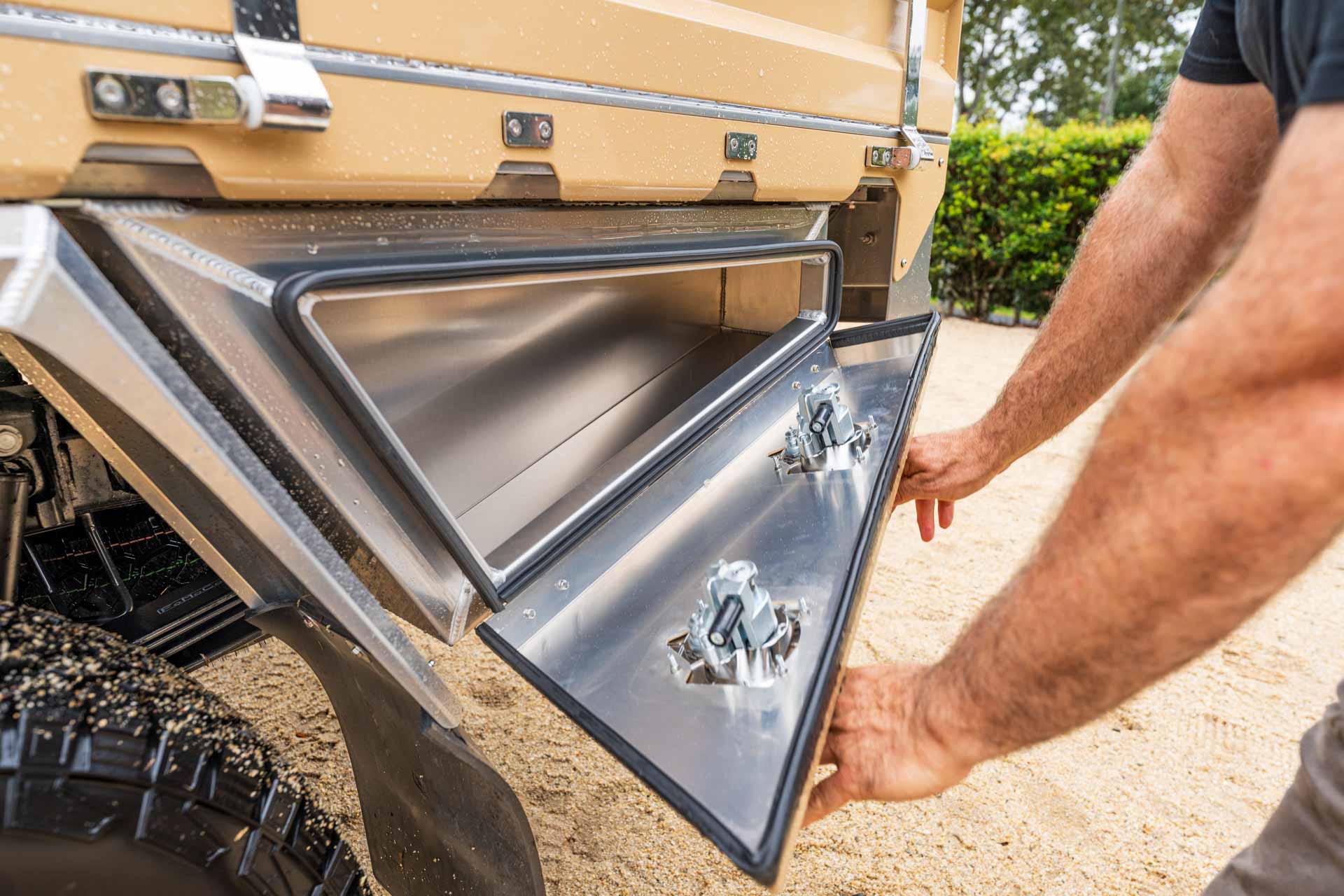 Rear toolbox on Super Duty Elite tray