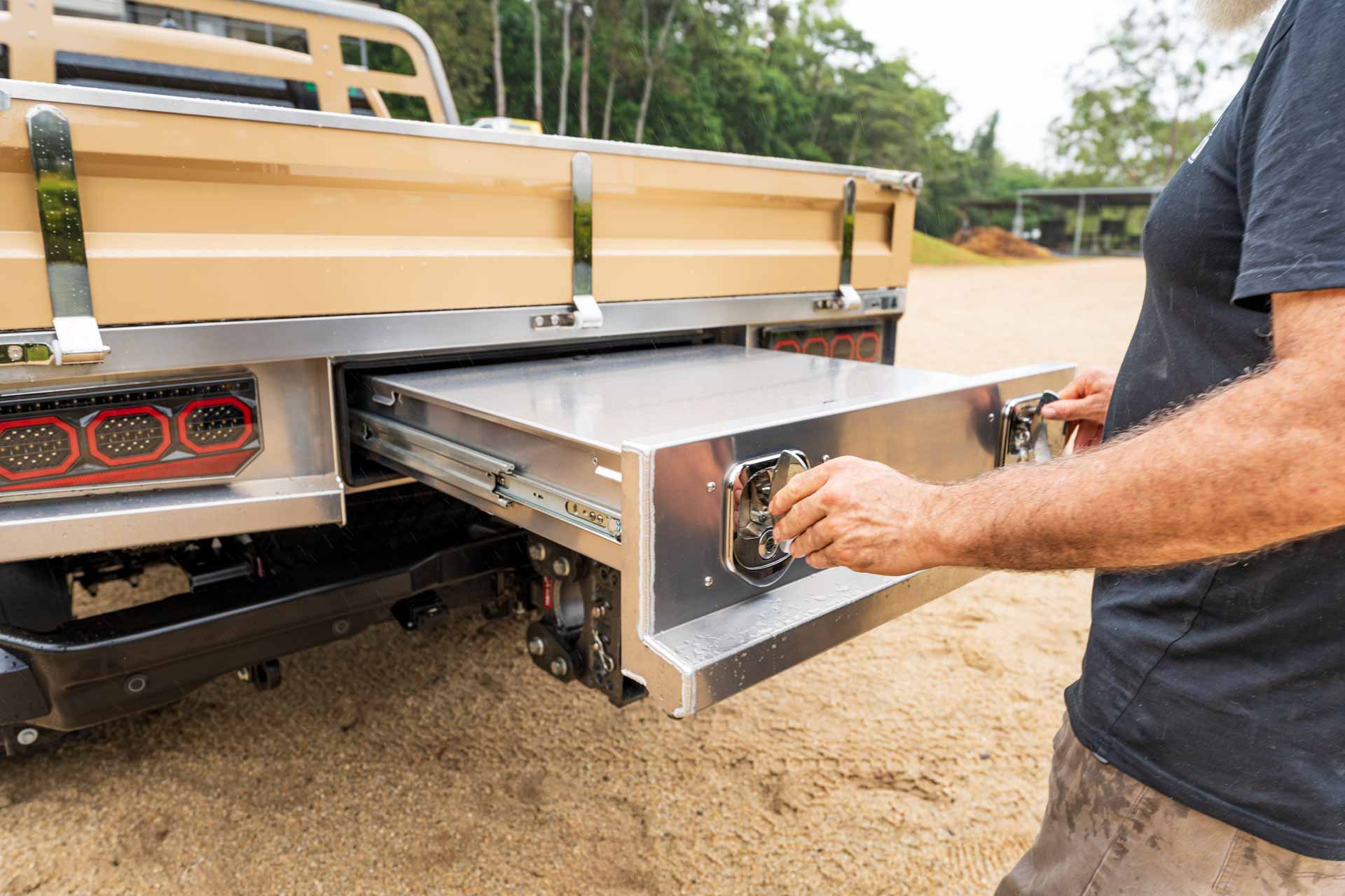 Ford Super Duty Trays & Canopies