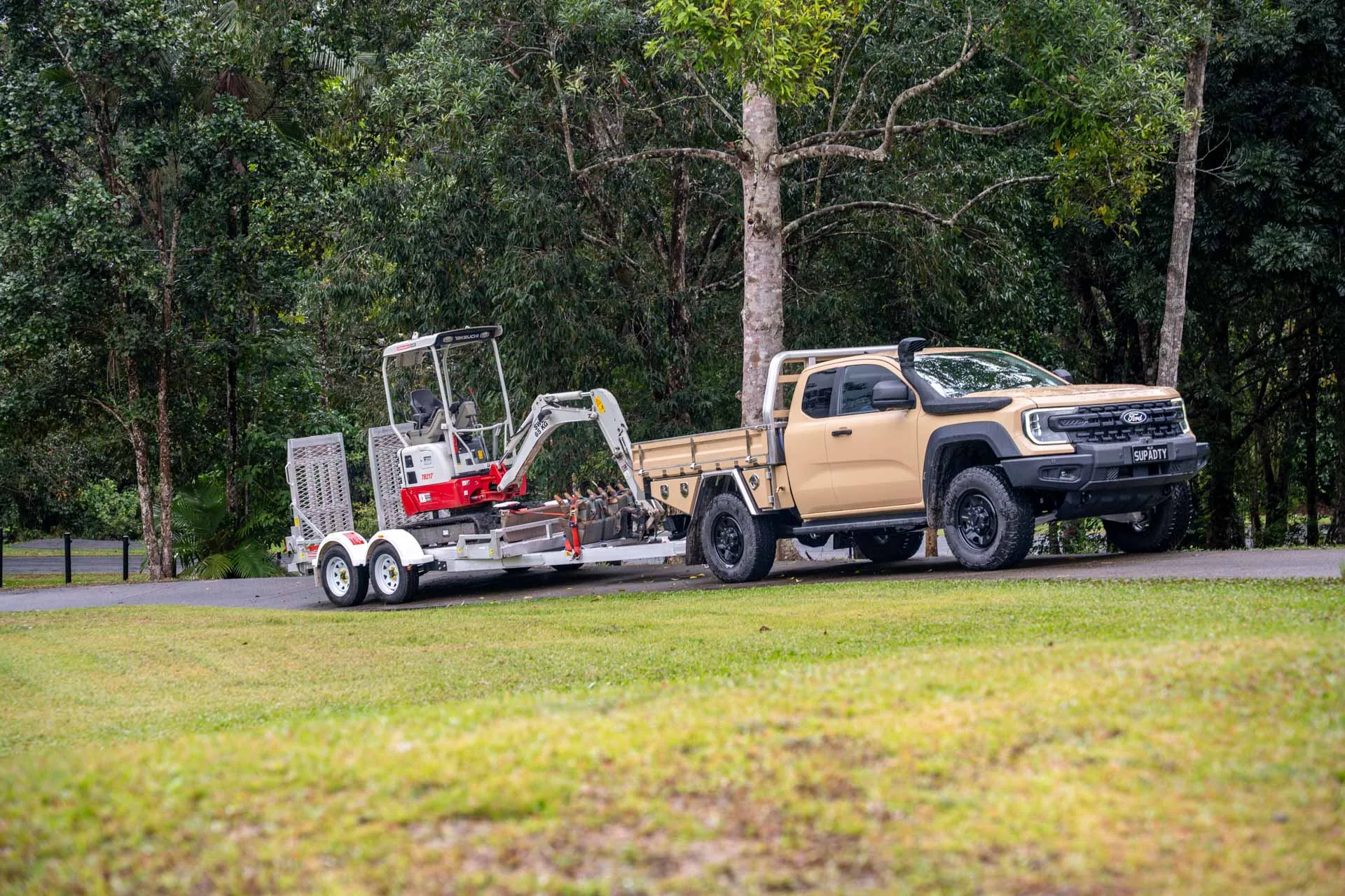 Ford Ranger Super Duty with Elite tray towing trailer and excavator