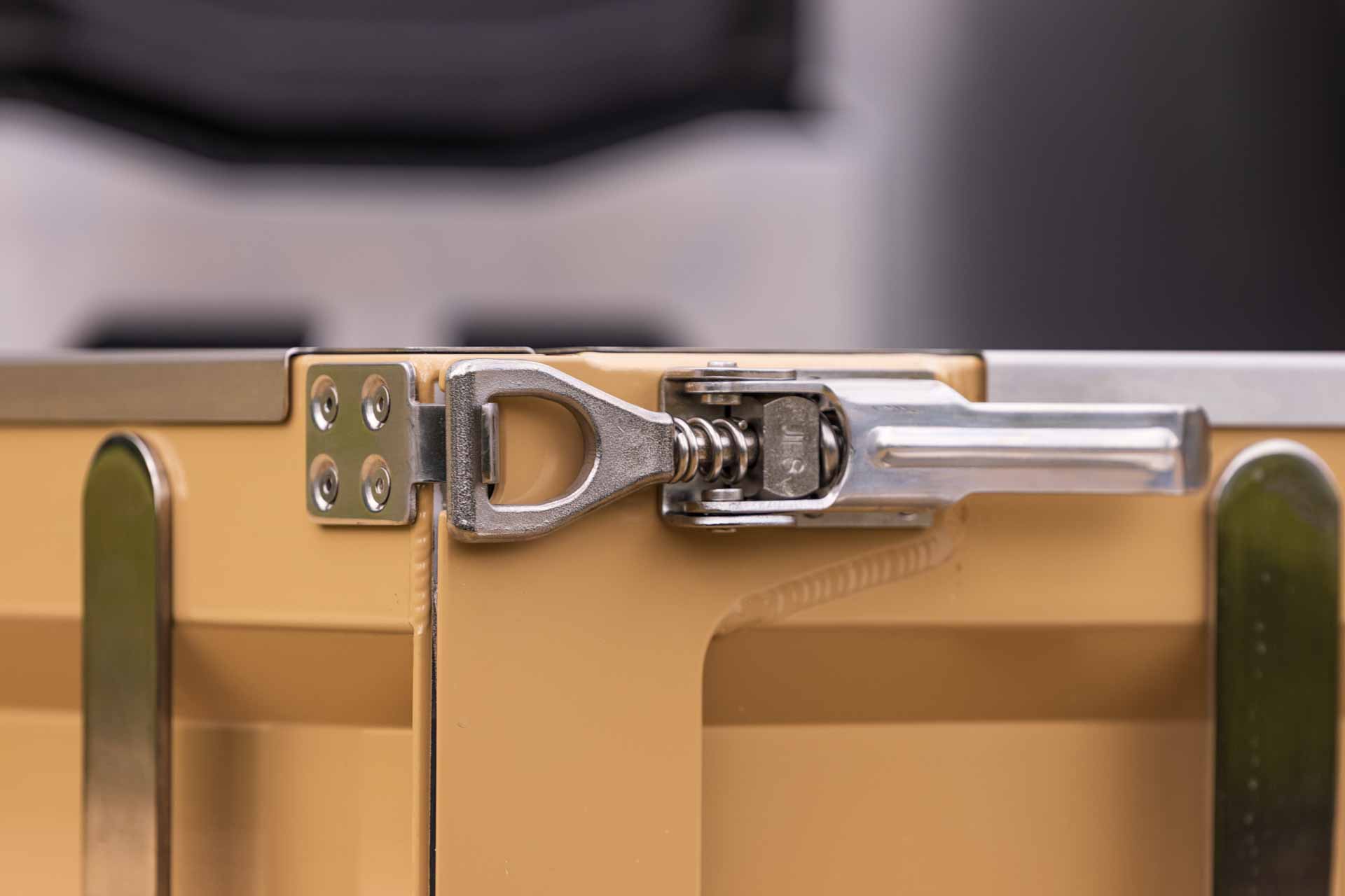Ford-Ranger-Super-Duty-with-Norweld-Elite-Tray-and-Half-Deluxe-Lite-Canopy-Seismic-Tan-05