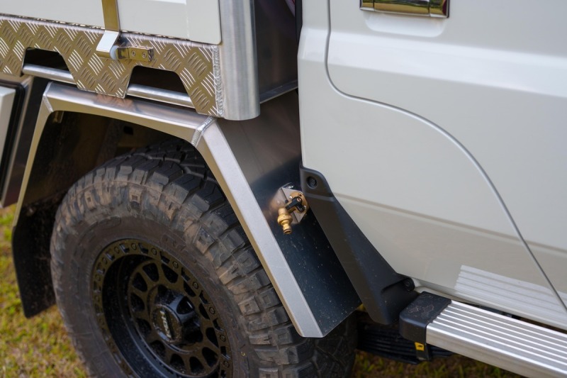 4-Cylinder-Toyota-LandCruiser-7905709-1