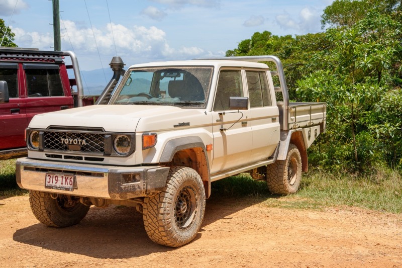 4-Cylinder-Toyota-LandCruiser-7906115-1