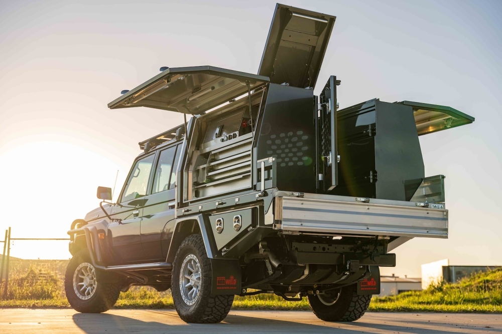 79-Series-DC-Elite-Tray-and-Gullwings-Diesel-Fitter-06