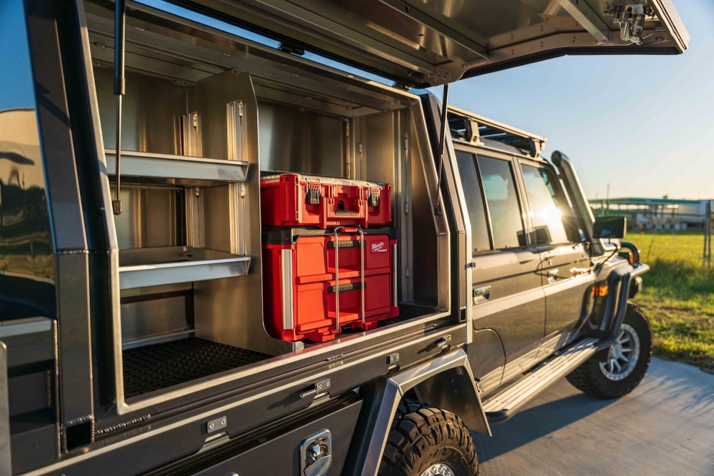 79-Series-DC-Elite-Tray-and-Gullwings-Diesel-Fitter-07