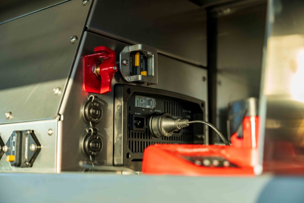 79-Series-DC-Elite-Tray-and-Gullwings-Diesel-Fitter-16